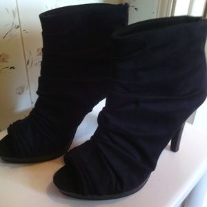 PEEP TOE HEELED ANKLE BOOTS